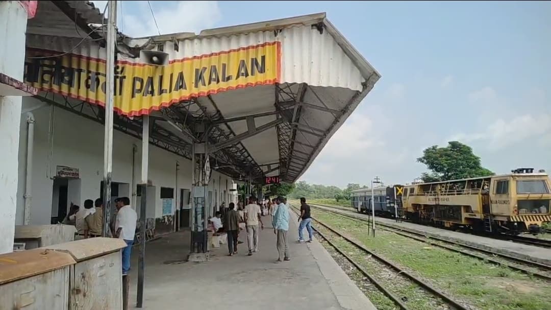 पलिया रेलवे स्टेशन पर छाया सन्नाटा, रेल सेवाओं के बंद होने से जनता में आक्रोश